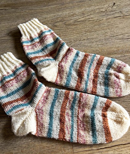 Handgestrickte socken - handgestrickte,
