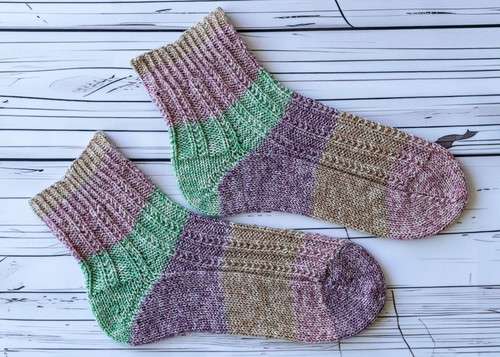 Handgestrickte socken - handgestrickte,